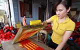 Trắng đêm may cờ Tổ quốc, in băng rôn phục vụ người hâm mộ bóng đá Việt Nam